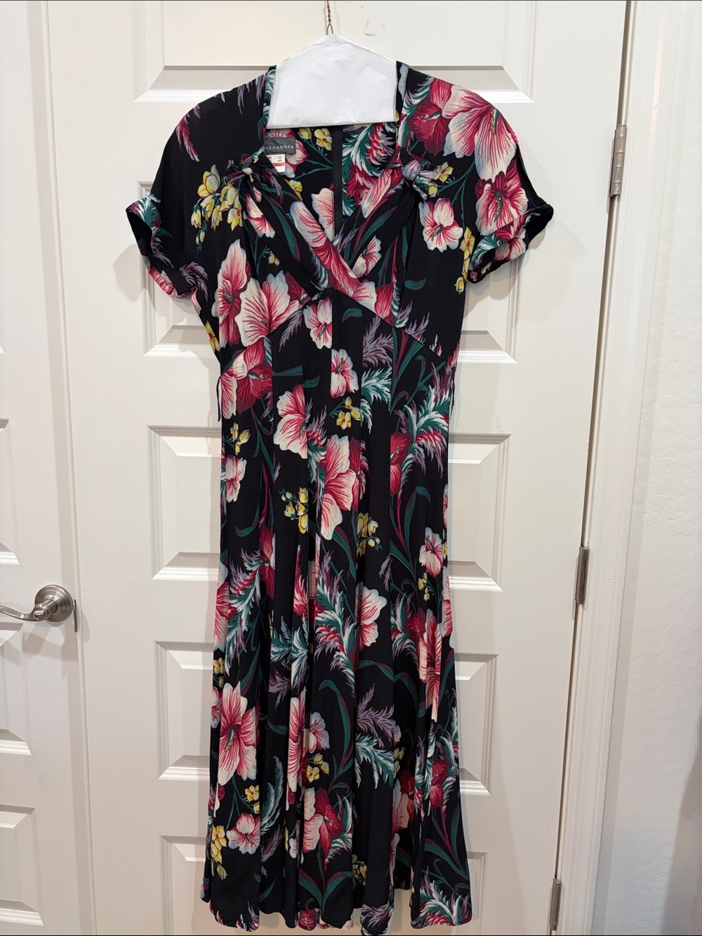 Vintage Karen Alexander Black and Pink Tropical Floral V-neck Dress. Wm sz 12